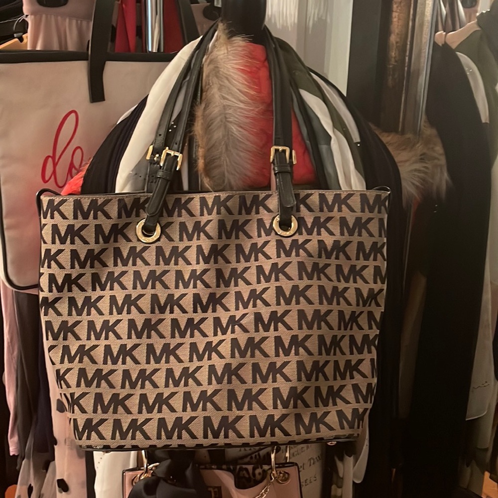 Michael Kors beautiful bag in mint condition